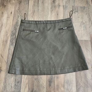 Mango Faux Leather Mini Skirt – Olive Green – Zipper Pockets – Side Zip – Size 6
